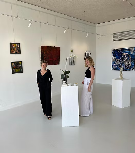 Chatting with Aleesha and Holly from LEDA gallery.